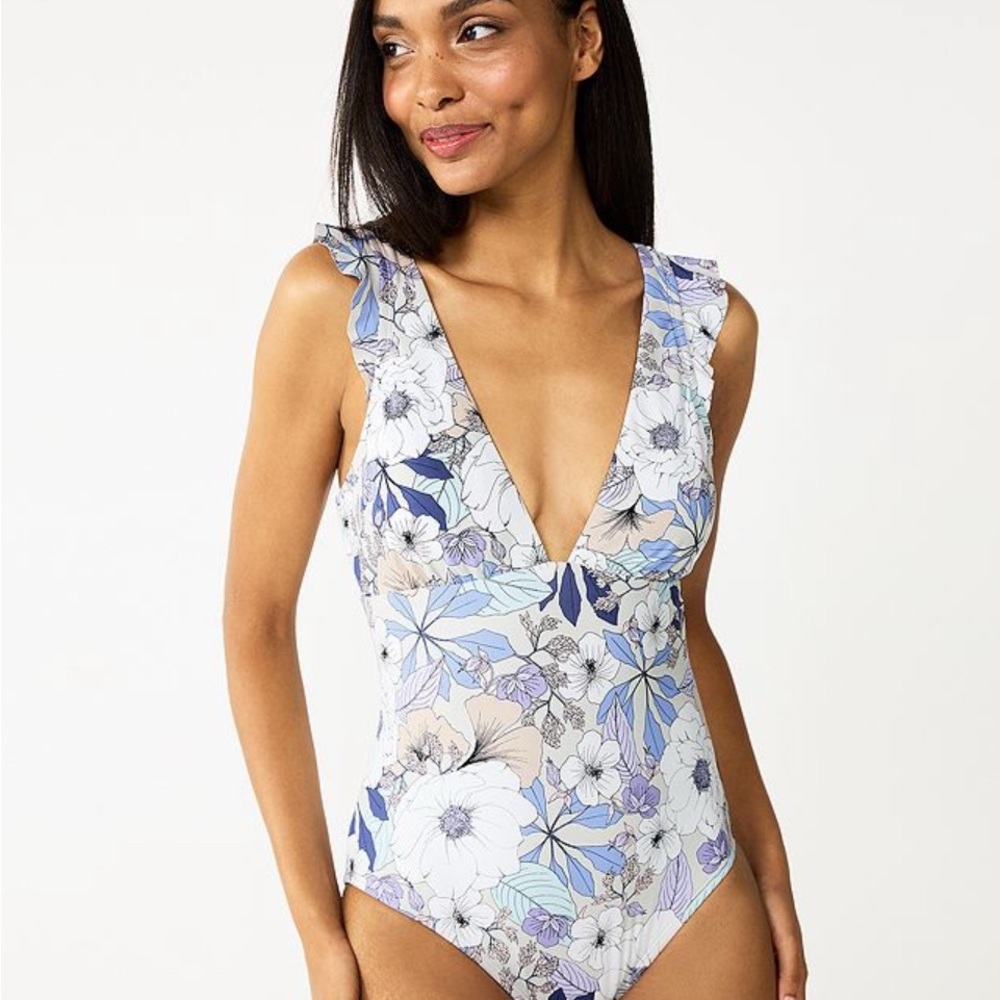 One-Piece Women's Freshwater Floral Ruffled Strap Swimsuit Size M